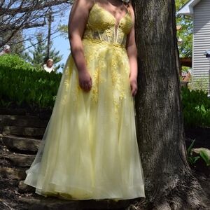 Elegant Yellow Lace Evening Gown
